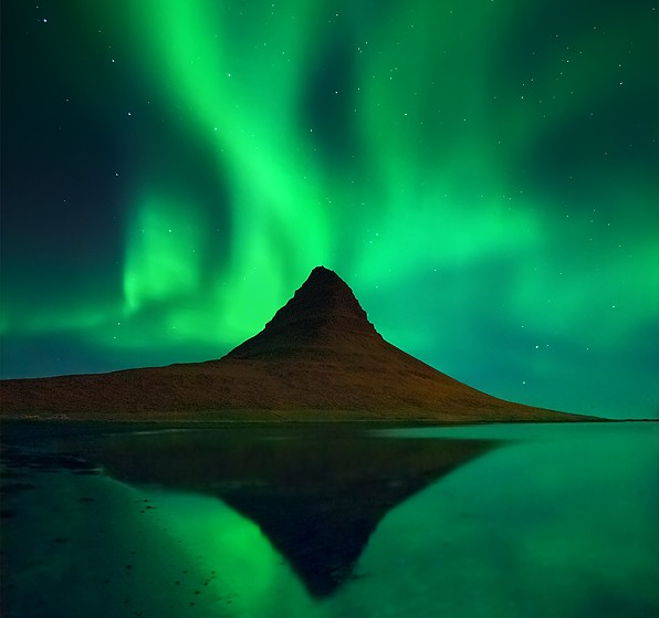 Iceland waterscape photography in Kirkjufell, showing the Northern Lights (Aurora Borealis), by landscape photographer José Ramos
