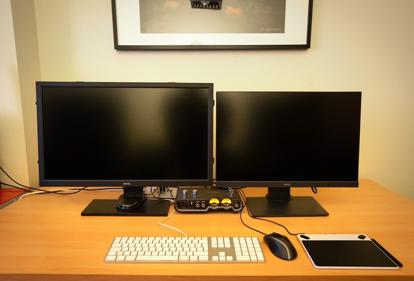 Benq SW240 (right) next to the SW2700PT (left)