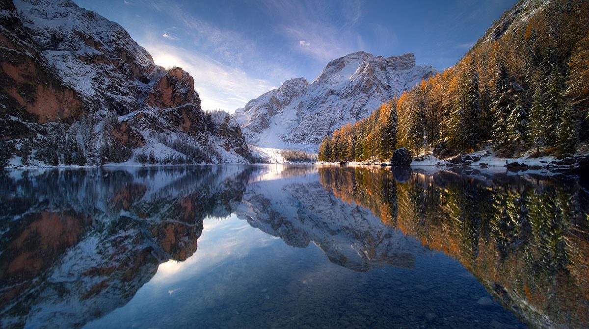 Photo made during sunrise in Lago di Braies in the Dolomites, Italy, shot by landscape photographer José Ramos